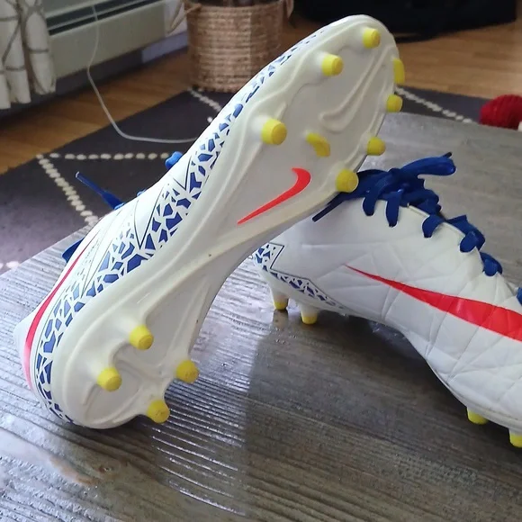 Nike Soccer Cleats - Picture 6 of 8